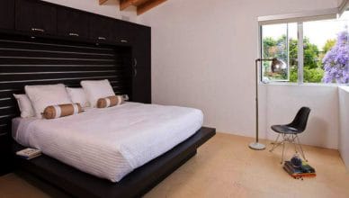 iường gấp thông minh hiện đại trong phòng ngủ nhỏ, thiết kế gọn gàng và tiện nghi.