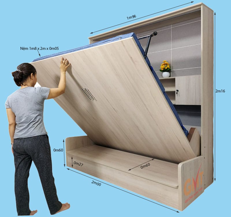 Giường gấp thông minh Mạnh Tùng kích thước 1m8 x 2m, người phụ nữ đang thao tác gấp gọn