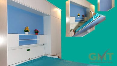 Giường gấp thành tủ màu trắng tích hợp kệ trang trí, thiết kế thông minh tiết kiệm diện tích cho phòng ngủ nhỏ.