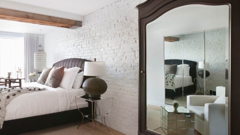 đặt gương đối diện cửa sổ đón ánh sáng